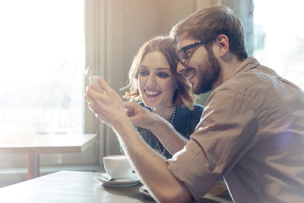 Couple - smartphone - Nouvelle offre B&YOU - Internet week-end