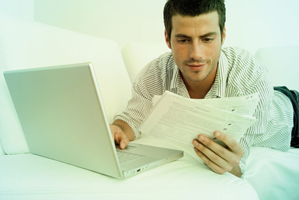 Homme - Paiement Facture - ordinateur
