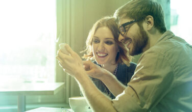 Couple - smartphone - gérer facilement son réseau - Bbox - Gestion Bbox