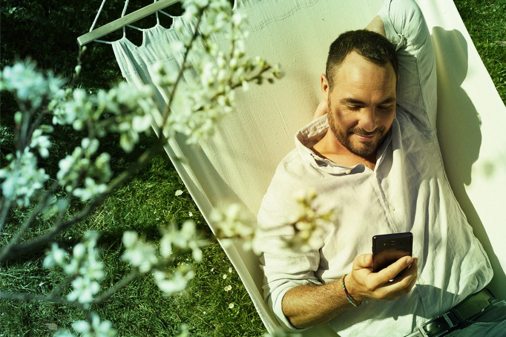 Homme - hamac - temps passé sur son smartphone