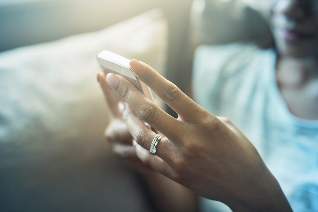 Femme - utilisation optimisée de son smartphone