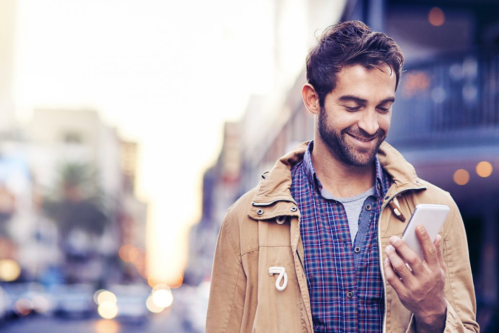 Homme - rue - smartphone - durée de vie