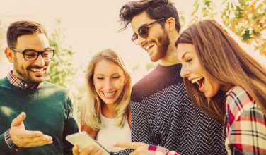 Amis - smartphone - économiser sa batterie