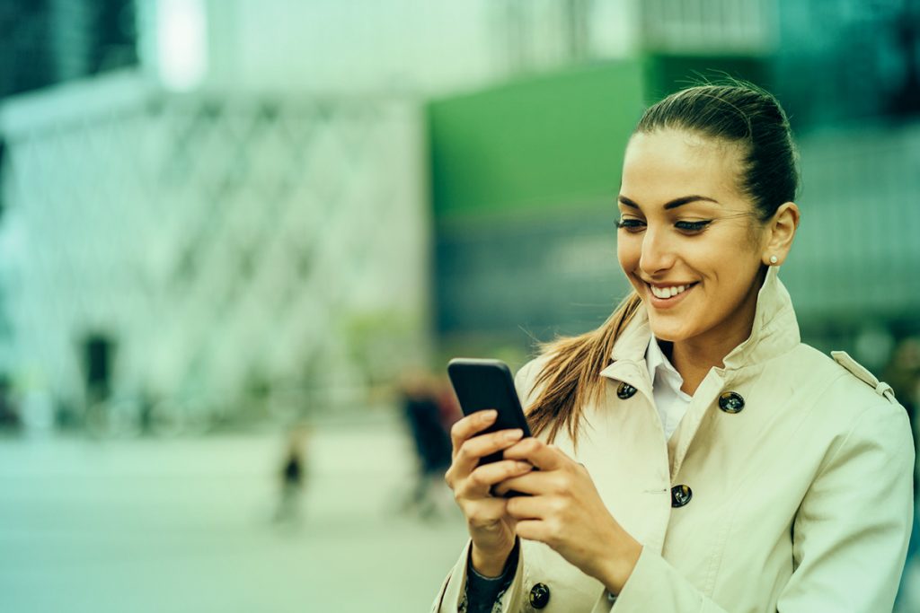 Femme - Smartphone - Données protégées
