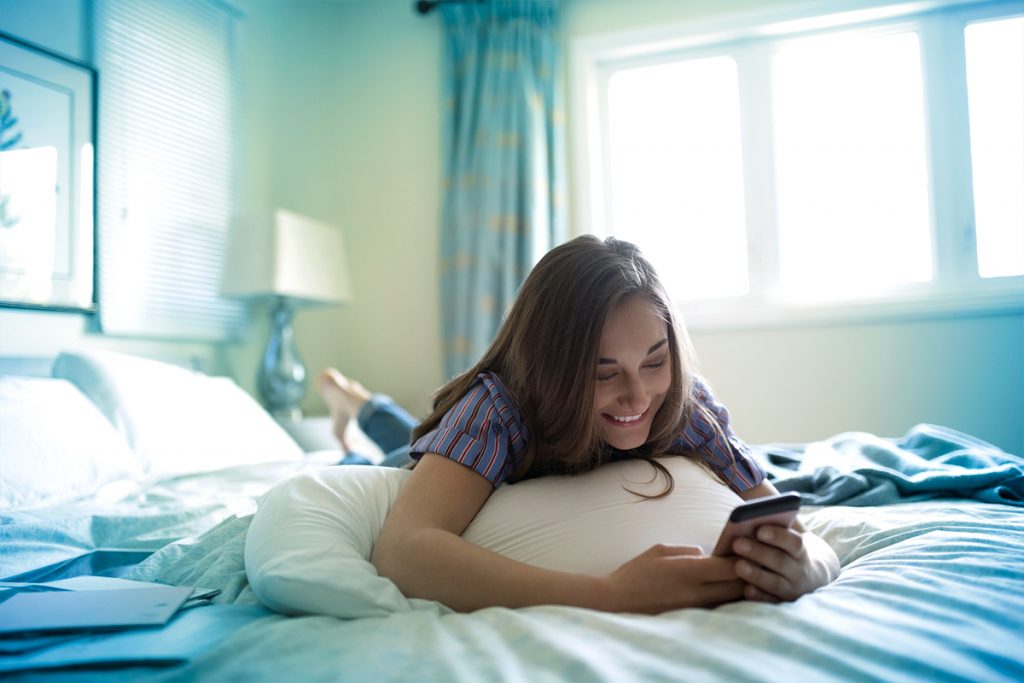 Femme smartphone - sms via wifi