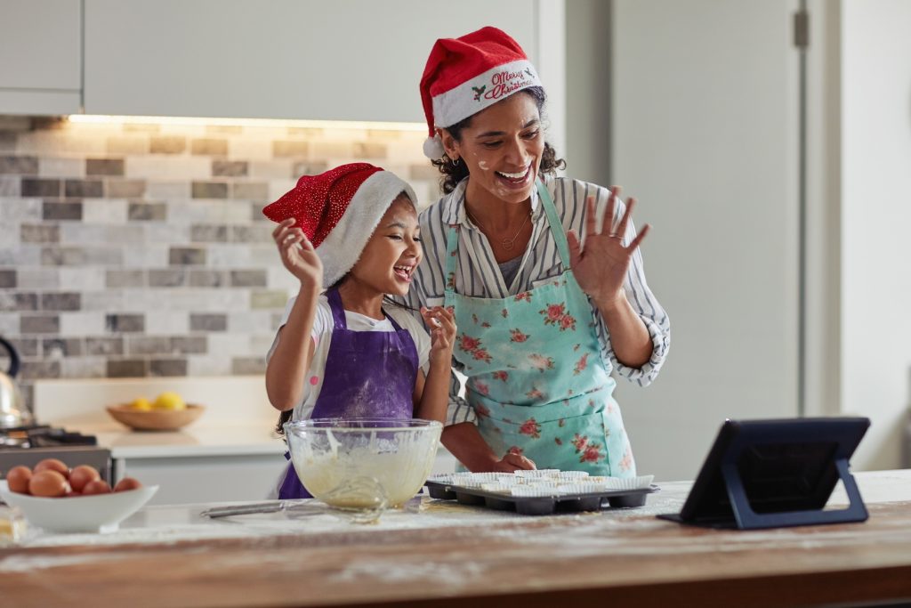 Mère et sa fille cuisinent ensemble - Préparatifs Noël