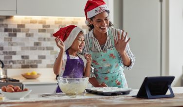 Mère et sa fille cuisinent ensemble - Préparatifs Noël