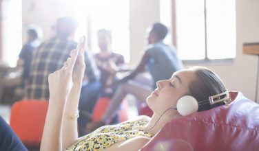Femme qui écoute sa musique - conseils - Musique connectée