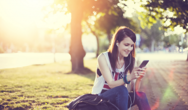Femme - smartphone - séries sur place ou à emporter - Netflix - OCS