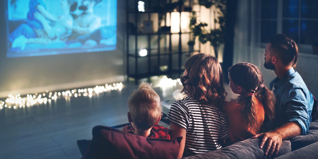 Famille devant la TV - nouvelle interface - Bbox Miami et Bbox 4K