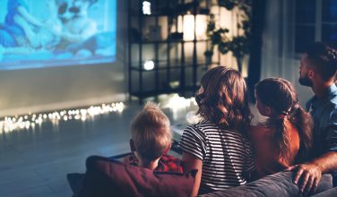 Famille devant la TV - nouvelle interface - Bbox Miami et Bbox 4K