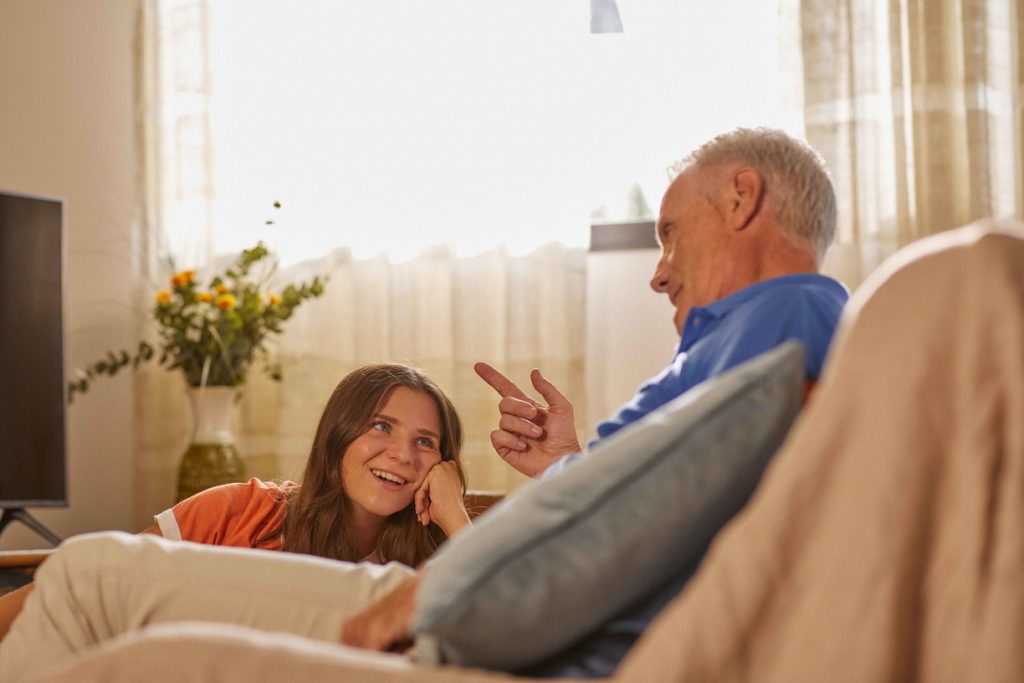 Grand-père et petite fille - exclusion numérique