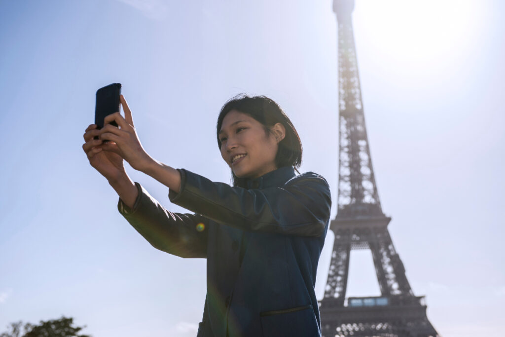 Femme - smartphone - 5G - Tour Eiffel - Paris