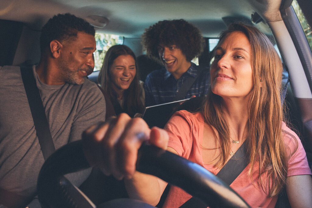 Les 10 meilleurs podcasts et playlists à écouter en famille sur la route des vacances