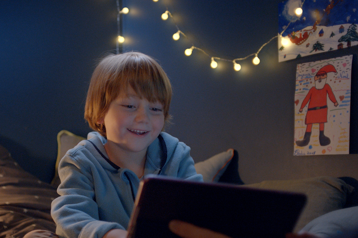 allopapanoel le pere noel qui s adresse a vos enfants en video est de retour le mag de bouygues telecom